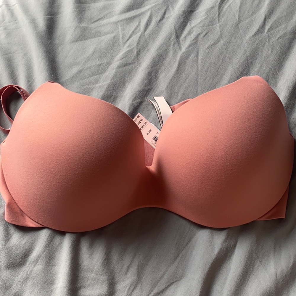 Nwt 32DD Incredibles bra by Victoria’s Secret.